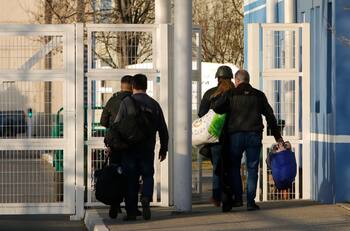 Incautan celulares a tres funcionarios de Gendarmería por presunto tráfico de influencias en Caso Macaya