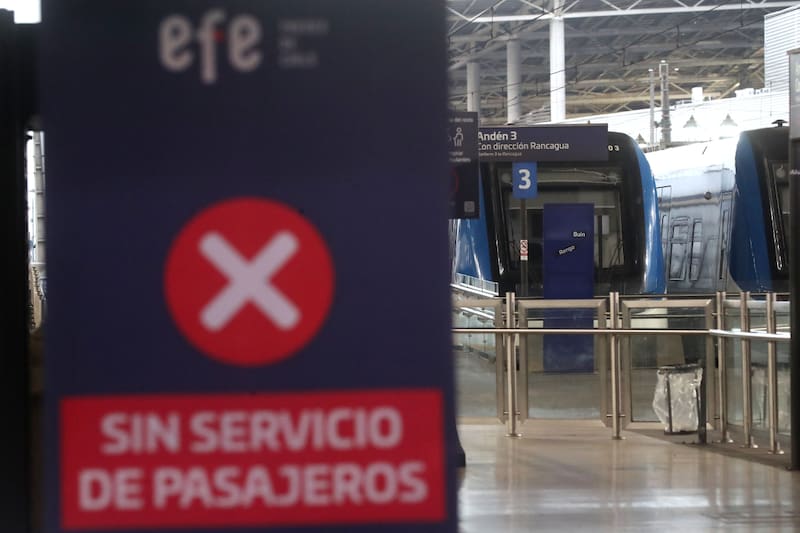 La red de trenes permanece sin servicio ante el paro iniciado por los funcionarios de EFE.