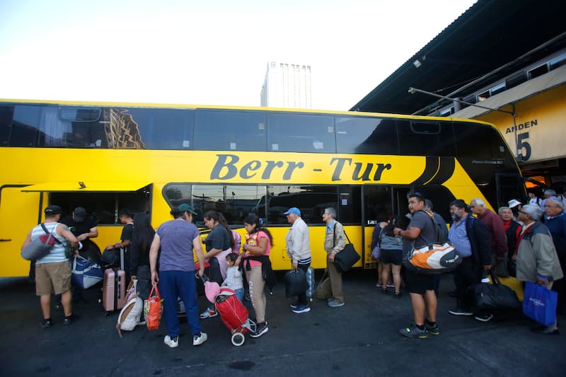 Todos quienes viajen entre regiones por vía terrestre en el transporte público deberán presentar un documento de identificación.