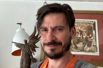 Álvaro Espinoza interpretó clásico de Led Zeppelin en apoyo al candidato presidencial Gabriel Boric