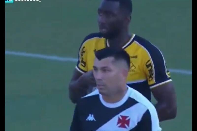 El congoleño Yannick Bolasie se divirtió en la goleada de su equipo, el Criciúma, sobre el Vasco da Gama.