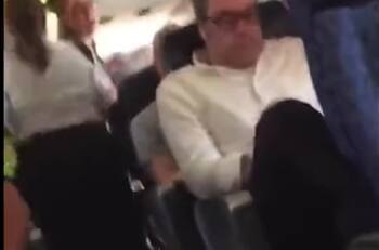 VIDEO | Mujer grita y llora desconsoladamente luego que su novio termine con ella en pleno vuelo
