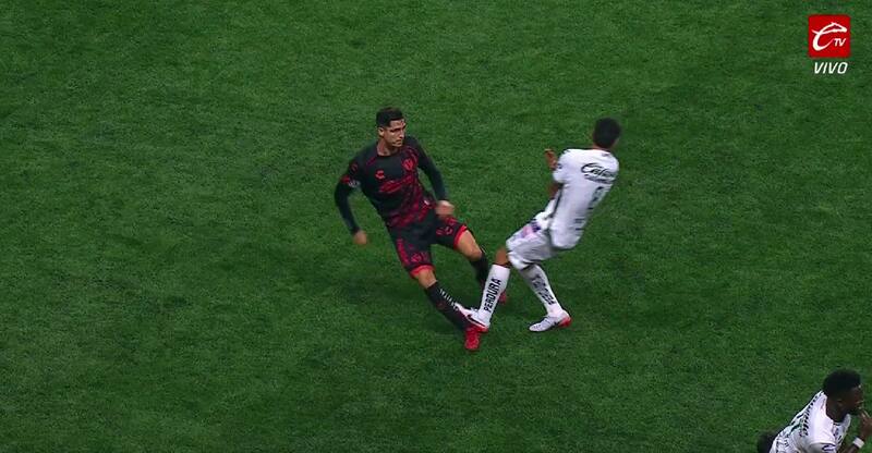 fue expulsado por pegar una terrible patada en la Liga MX.