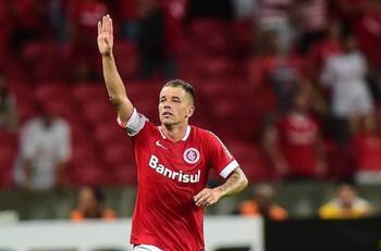 D'Alessandro se despachó un golazo de mitad de cancha en un partido amistoso