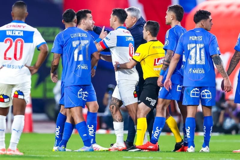 El defensa de U. de Chile tuvo que ser separado por Tiago Nunes y Fernando Zampedri.