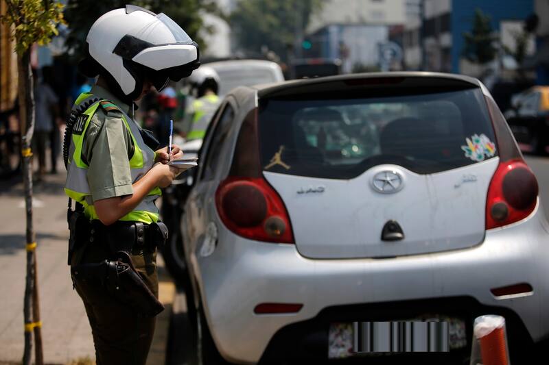 Revisa cuáles son las multas y partes a los que te arriesgas por circular con el permiso de circulación vencido. Créditos: ATON.