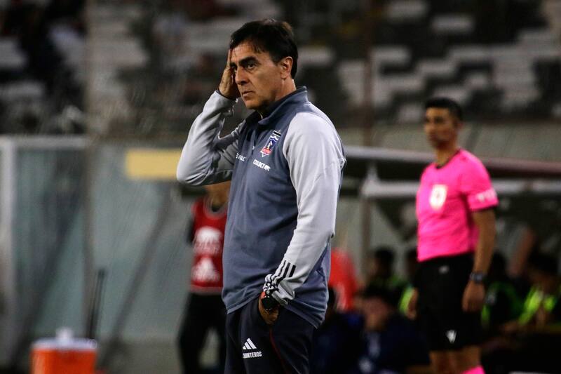 El entrenador de Colo Colo se mostró molesto con los hinchas que provocaron hechos de violencia.