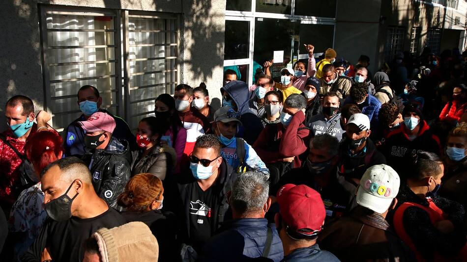 Extranjeros realizan fila en el Departamento de Extranjeria