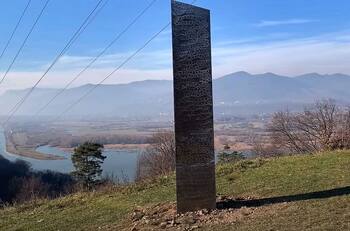 ¿Señales extraterrestres?: Hallan misterioso monolito metálico ahora en Rumania