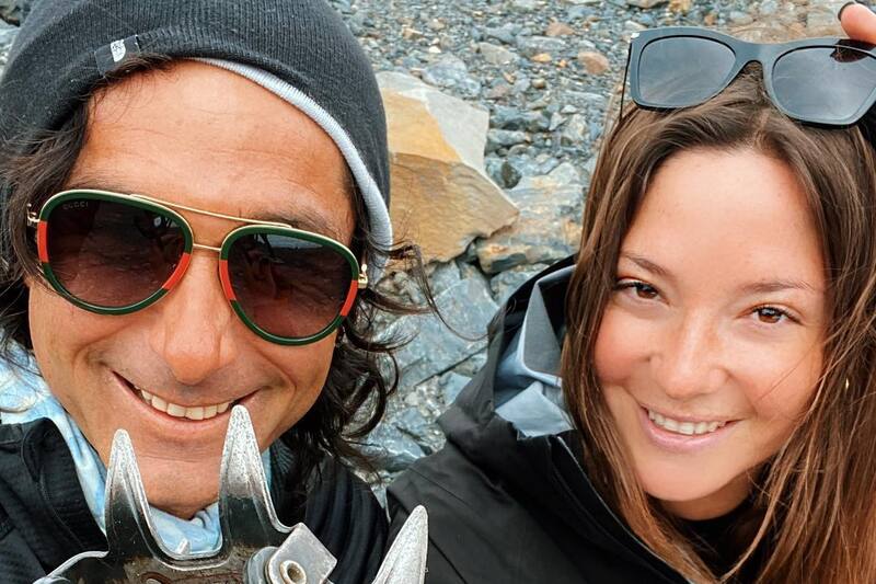 sigue recordando a su amigo, con quien recorrió el mundo.