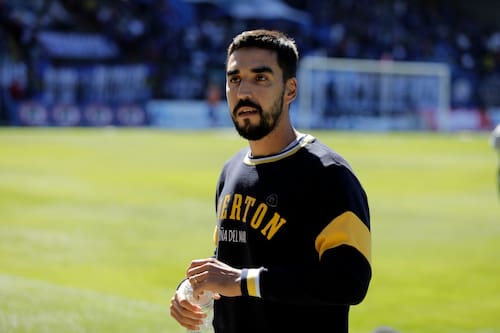 "Paqui" Meneghini fue hasta la Población Los Nogales de Estación Central para estudiar a su adversario. Foto: Aton.