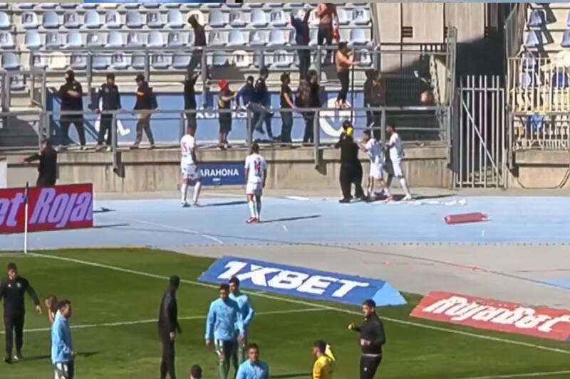 El partido entre Audax Italiano y Unión Española estuvo suspendido por desmanes.