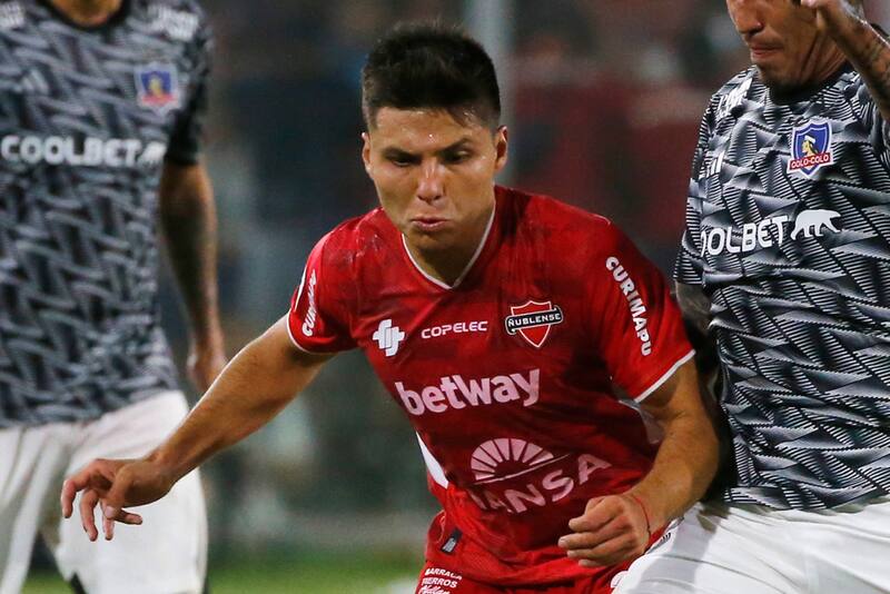 Raimundo Rebolledo se reencontrará y enfrentará a la UC este viernes con Ñublense. Foto: Agencia Aton.