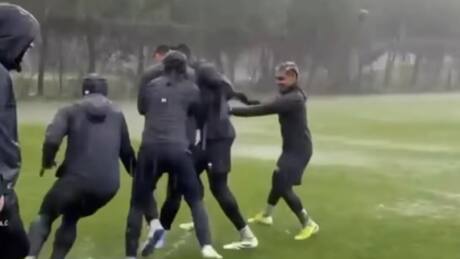 VIDEO | Bajo un aguacero: así entrena y se divierte Jordhy Thompson en Rusia