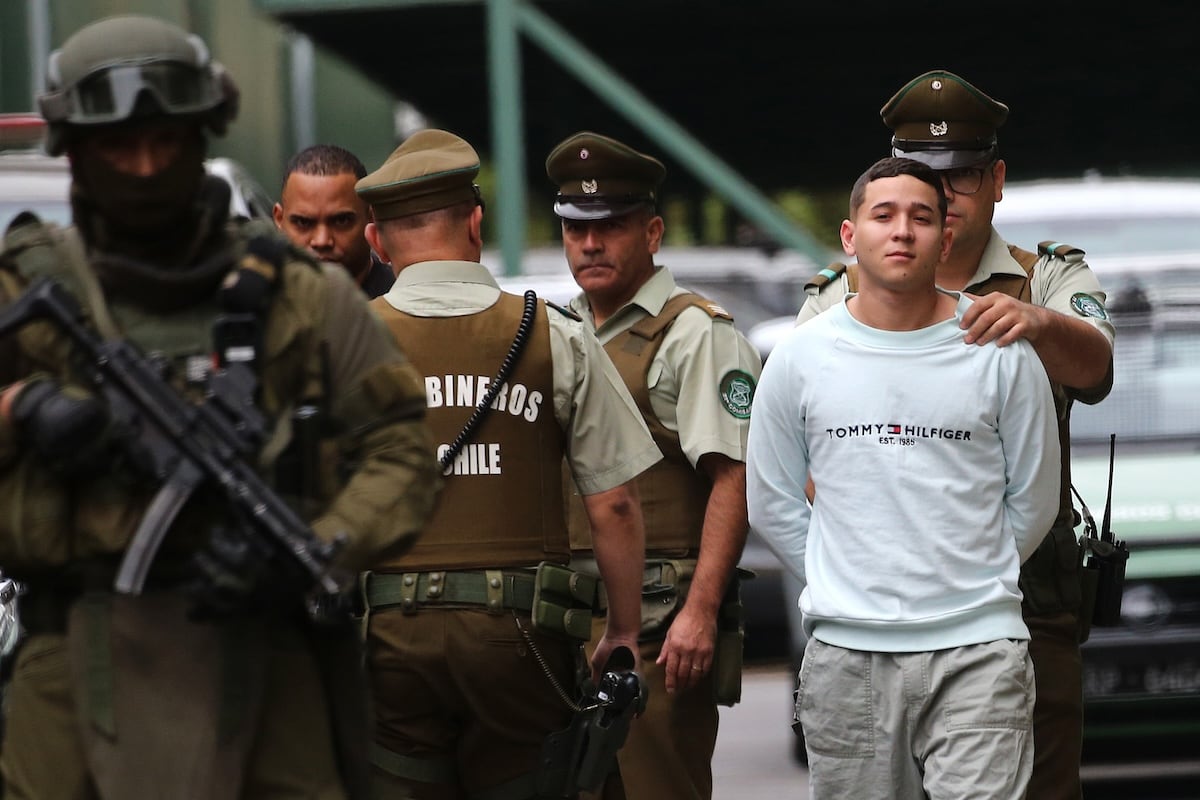 Yolvi González es el más joven de los tres detenidos por su presunta participación en el asesinato del teniente de Carabineros Emmanuel Sánchez. (Foto: Aton)