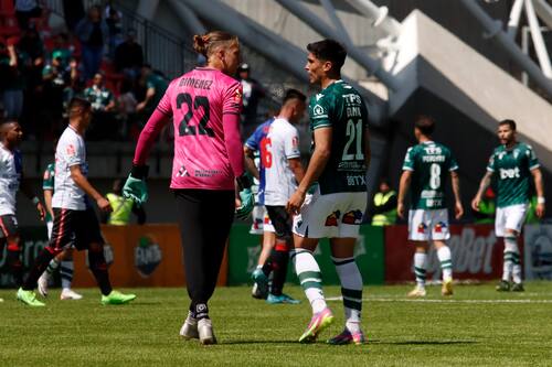 se lesionó en su llegada a su nuevo club en Argentina
Dedvi Missene/Photosport