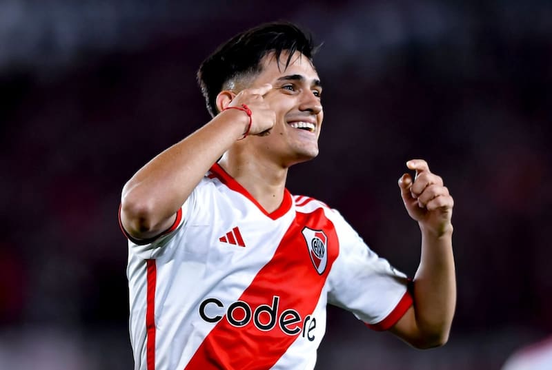 es seguido por el Spartak de Moscú de Francis Cagigao.