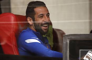 Mauricio Isla reaccionó a divertida imitación que le hizo Stefan Kramer en la Teletón