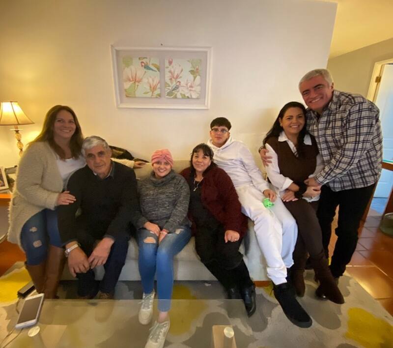 Mauricio Flores y su familia tras la salida de su hija de la UCI