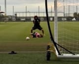 VIDEO | Duro y tierno a la vez: Maxi Falcón y su hijo, a las faltas en divertido entrenamiento