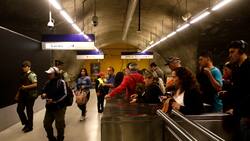 Tras disturbios con el comercio ambulante: Metro de Santiago prohibirá ingresar con estos objetos