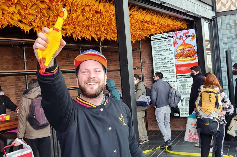 Local de Chicken Love You está lleno de pollos de hule.