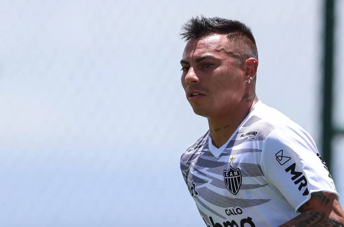 En Atlético Mineiro se dividen por la continuidad de Eduardo Vargas
