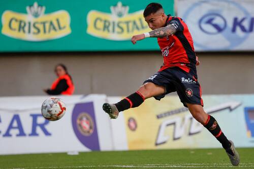Popín, con la camiseta de Deportes Limache. Foto: Agencia Aton.