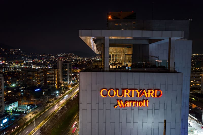 El hotel celebrará la Nochebuena con una elegante comida de cinco tiempos. Créditos: Courtyard Santiago Las Condes.