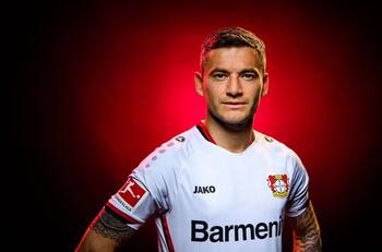 Bayer Leverkusen presentó su nueva camiseta con Charles Aránguiz como uno de los modelos