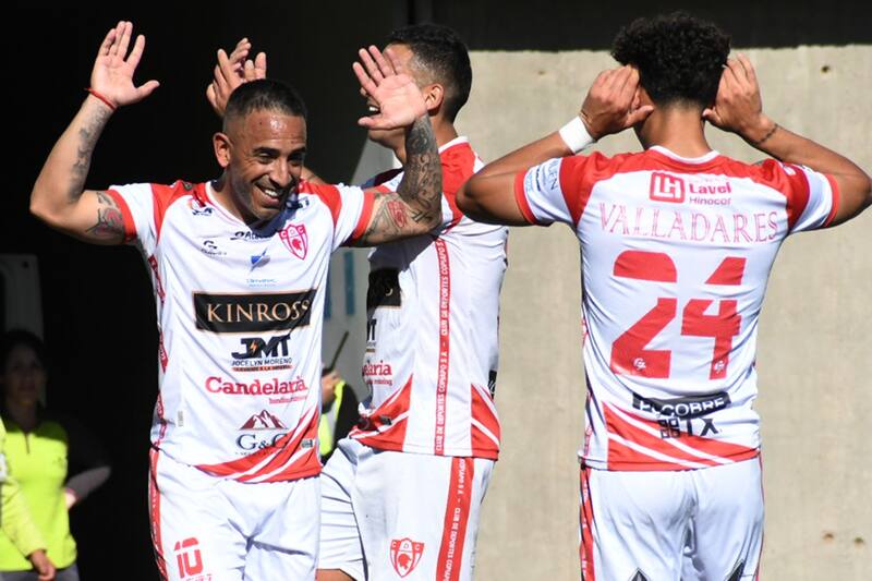 celebrando gol en triunfo de Deportes Copiapó sobre Unión Española.