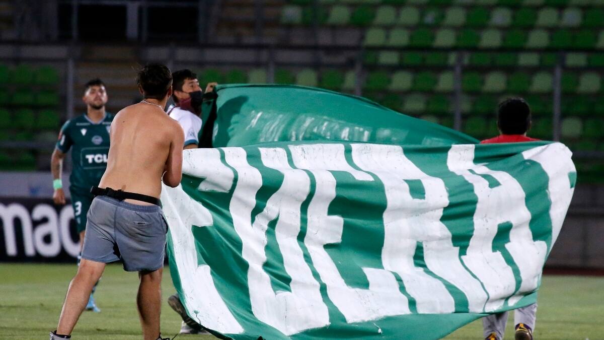No cesan: La razón por la que los hinchas de Santiago Wanderers protestaron invadiendo la cancha en pleno partido