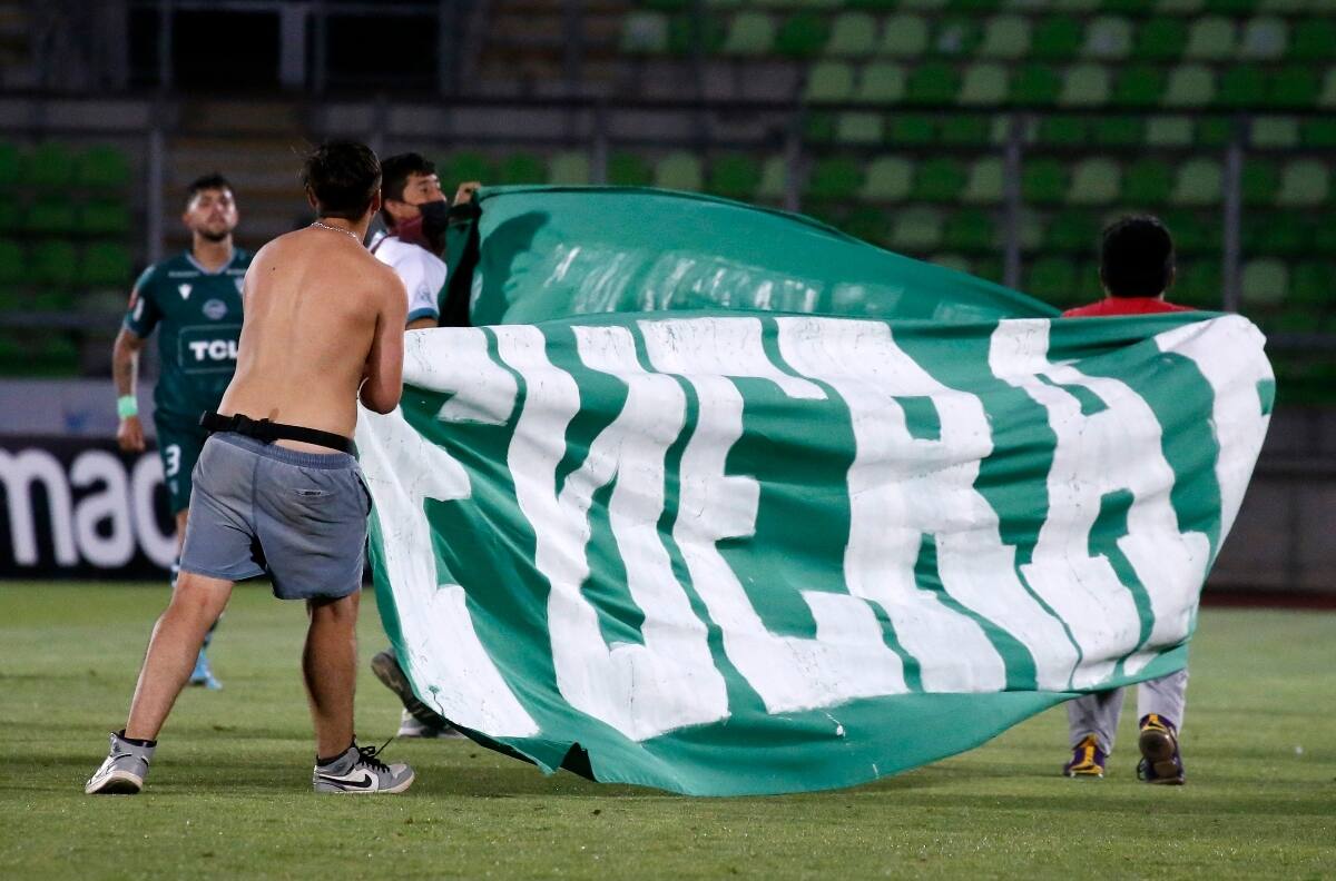 No cesan: La razón por la que los hinchas de Santiago Wanderers protestaron invadiendo la cancha en pleno partido
