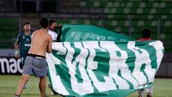 No cesan: La razón por la que los hinchas de Santiago Wanderers protestaron invadiendo la cancha en pleno partido