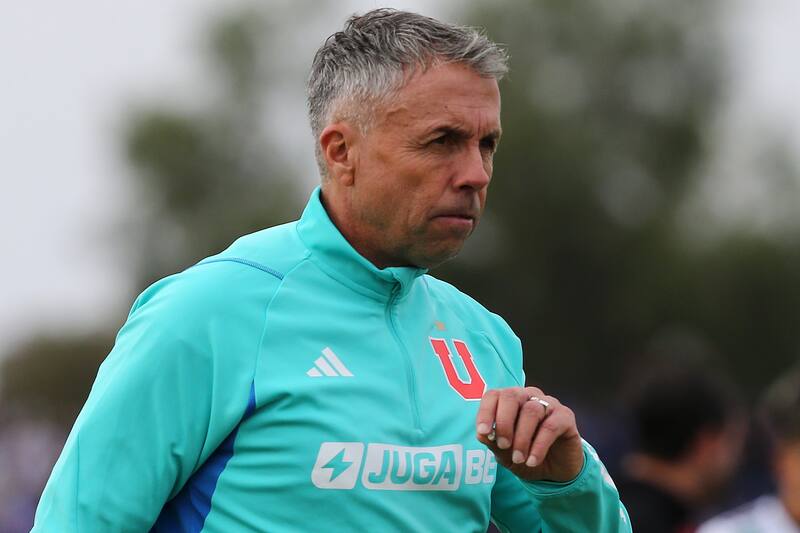 Gustavo Álvarez es fotografiado durante el partido de Primera División contra Palestino.