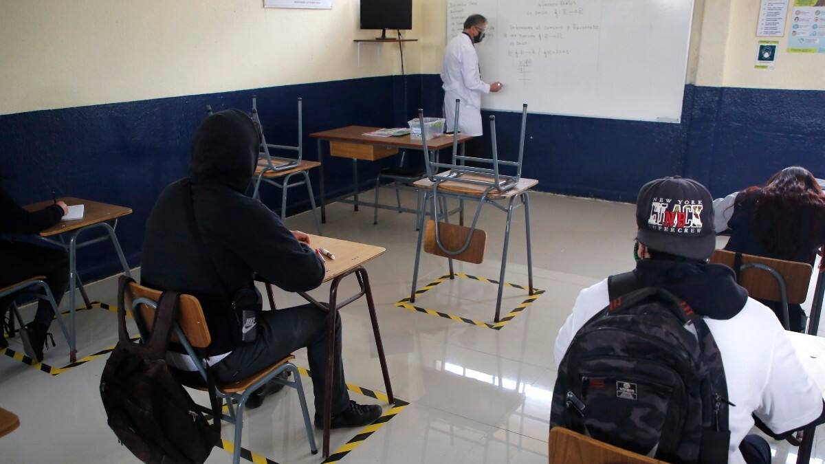 Mascarillas y distanciamiento: así es el protocolo del Mineduc para retornar a clases presenciales