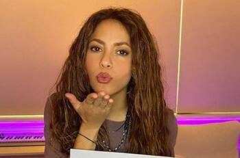 ¡Volvió al pelo rojo!: Shakira impactó con sorprendente cambio de look