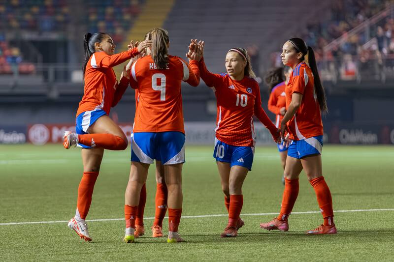 Selección Chilena Femenina en el duelo amistoso frente a Bolivia. Foto: Felipe Escobedo.