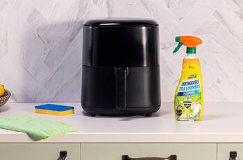 Ni bicarbonato ni desengrasante: Truco para limpiar la freidora de aire y dejarla sin manchas de grasa