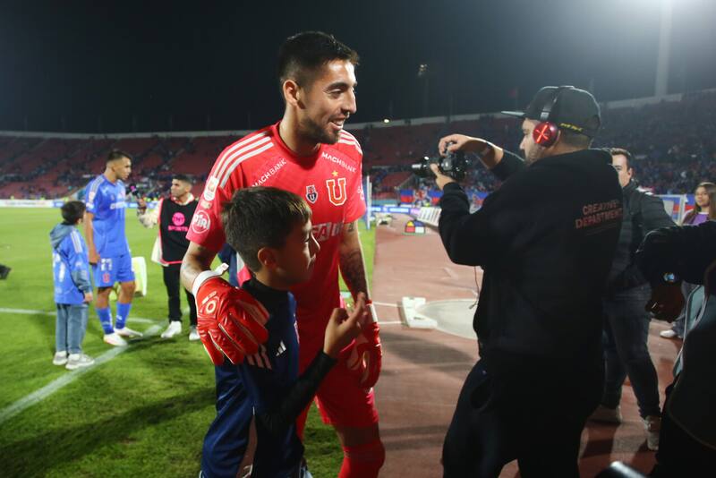 Ambos jugadores estuvieron en el campo de juego con sus hijos. Foto: Agencia Aton.