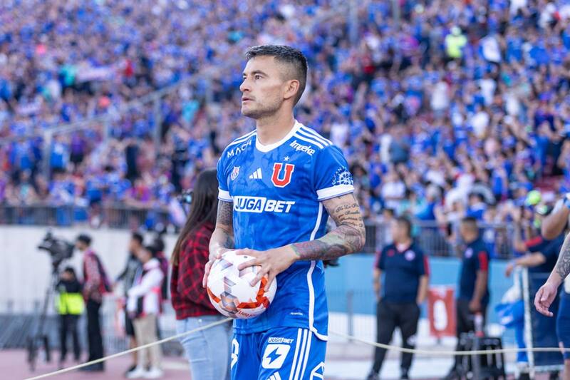 Charles Aránguiz tuvo un regreso triunfal a la U. Foto: Felipe Escobedo/En Cancha.