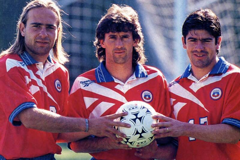 Foto del recuerdo de La Roja, con Sebastián Rozental, Ivo Basay y Marcelo Salas.