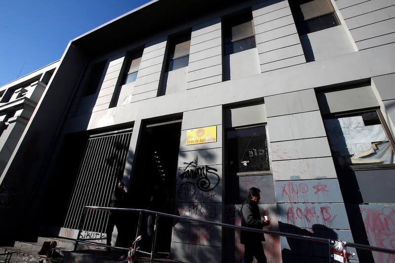 Desde el interior del establecimiento se arrojaron más de 100 bombas Molotov, de acuerdo a Carabineros.