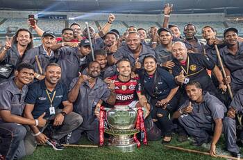 VIDEO | Un campeón de verdad: el gesto que le valió todos los aplausos a compañero de Arturo Vidal en Flamengo