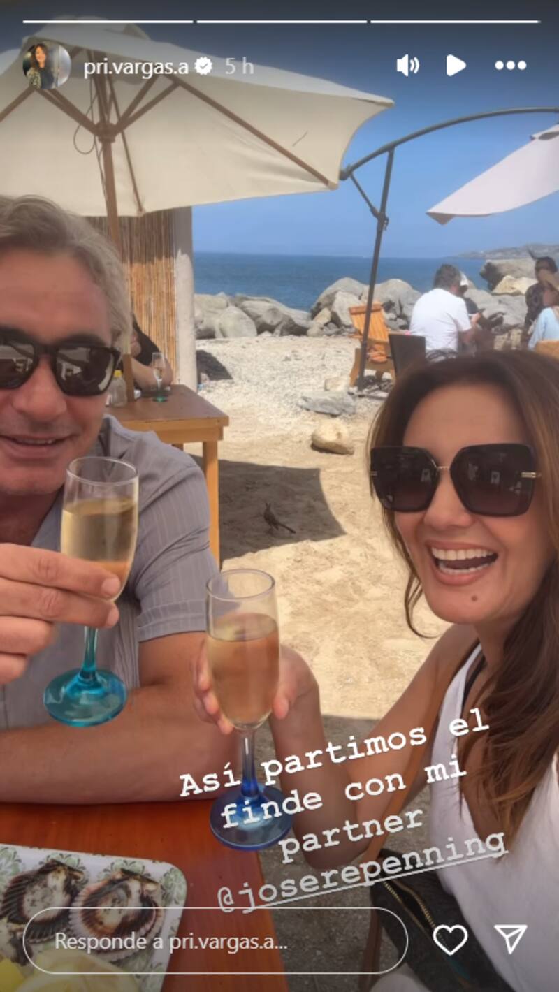 Los animadores compartieron unos ostiones a los pies en la playa.