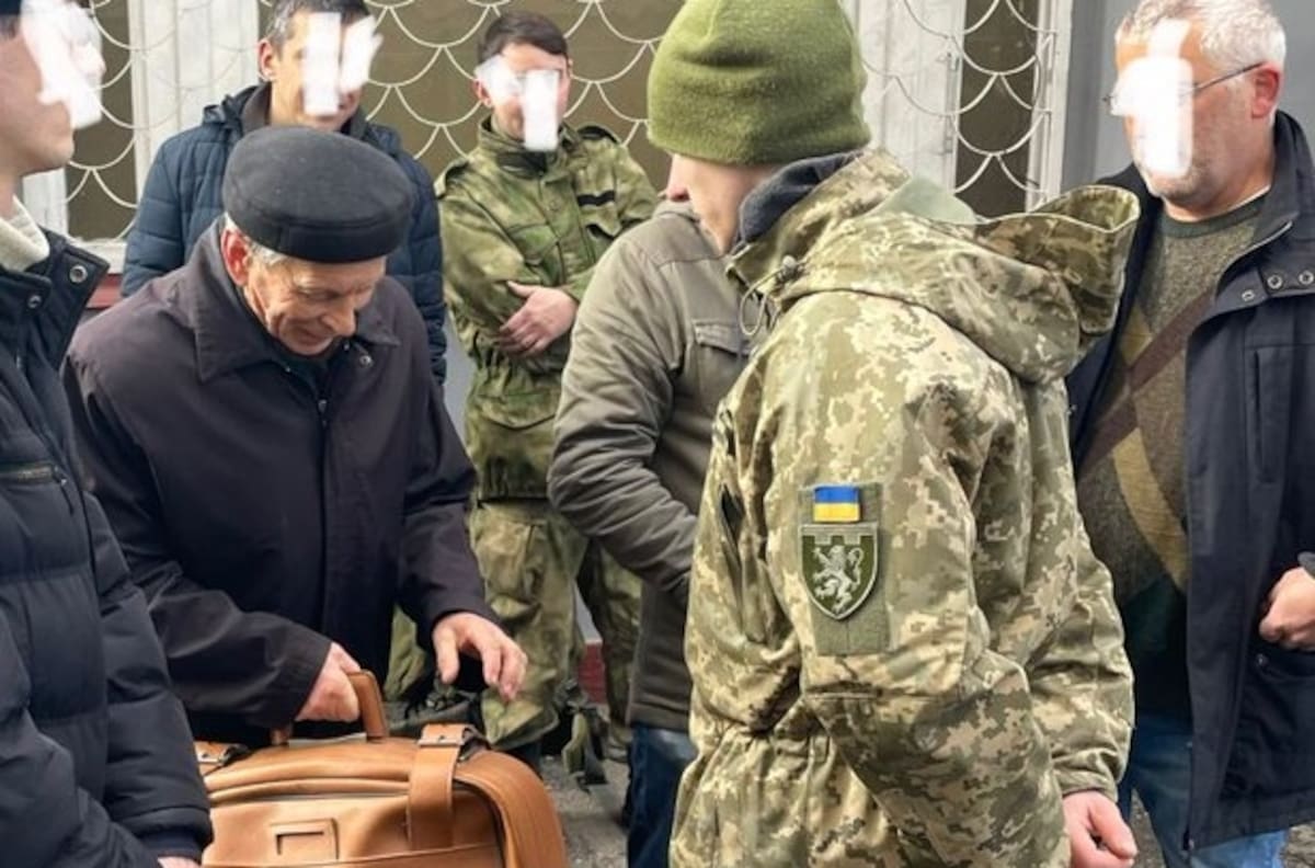FOTO | Anciano de 80 años se hace viral tras unirse al ejército ucraniano: "lo hago por mis nietos"
