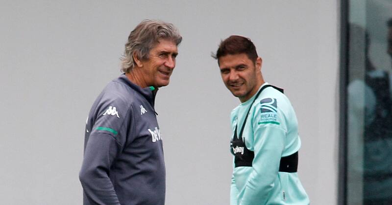 El entrenador chileno dirigió a Joaquín en Málaga y en el Betis, generando una cercana relación.