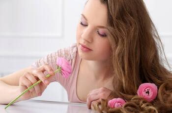 Usa esta mascarilla de agua de rosas para evitar las puntas abiertas en el pelo
