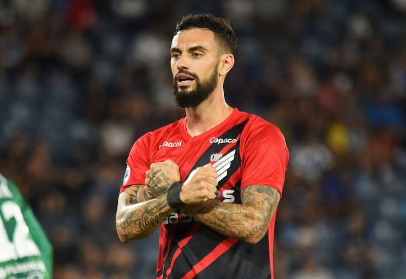 festejando su gol en Athletico Paranaense.