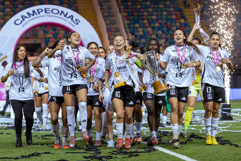Las campeonas de Chile tras obtener la cuarta corona consecutiva. Foto: Felipe Escobedo/En Cancha.